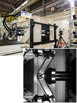 自動車衝突シミュレーター写真