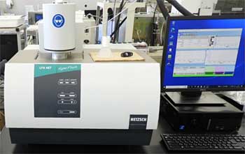 熱拡散率測定装置写真